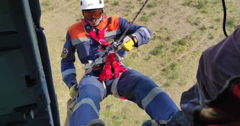 Магаданские спасатели провели очередную тренировку по спускам с вертолетa