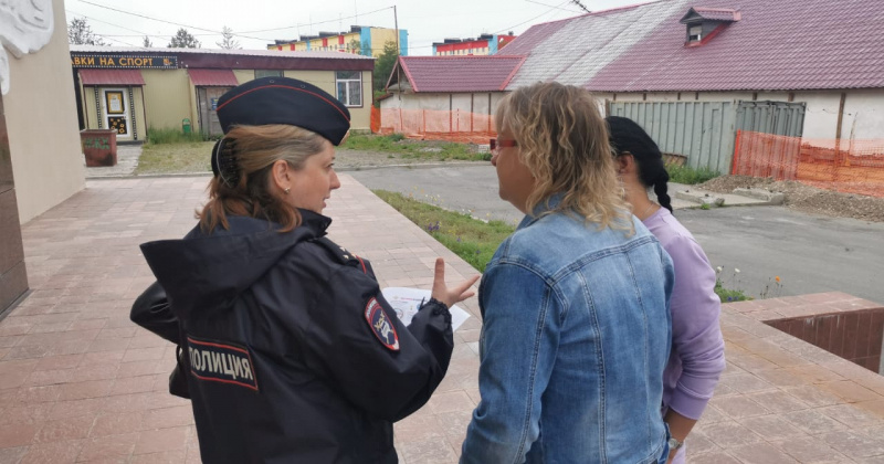 В Магаданской области полицейские и общественники провели акцию «Осторожно, мошенники!»
