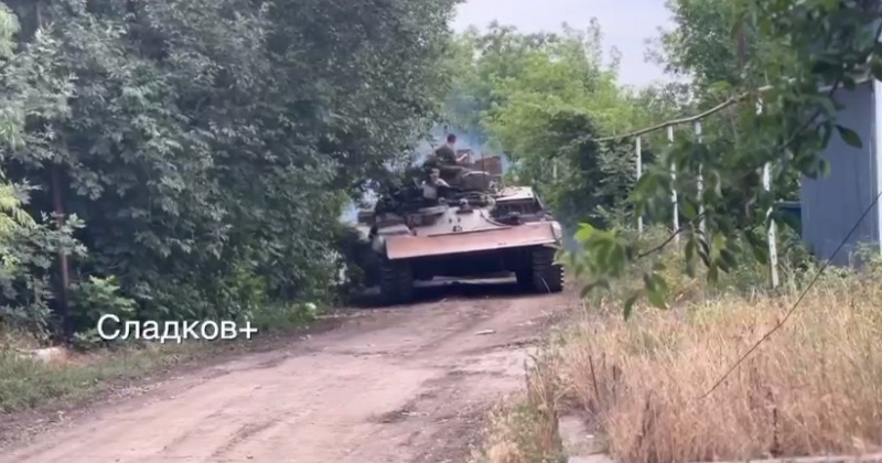Российские военные угнали украинский танк с поля боя под Донецком