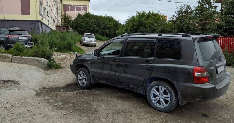 Водитель автомобиля «Тойота Клюгер», двигаясь в дворовой территории, совершил наезд на 15-летнюю жительницу Магадана