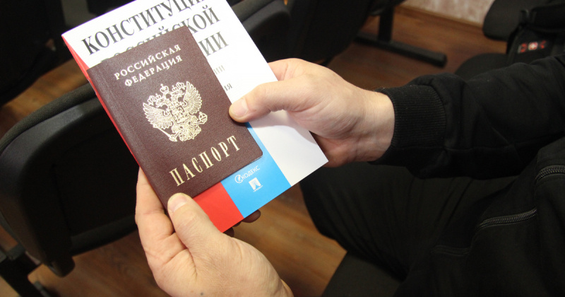 В Магадане полицейские и общественники вручили пятерым гражданам из ЛНР и ДНР российские паспорта