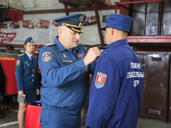 Магаданский пожарный удостоился медали «За спасение погибающих на водах» МЧС России
