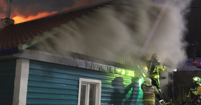 Магаданские пожарные ликвидировали загорание жилого дома и бани