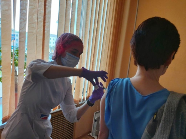 Сотрудники мэрии Магадана и подведомственных учреждений вакцинировались от гриппа и коронавирусной инфекции
