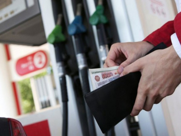 Цена на 92-ой бензин в Магадане упала на три рубля