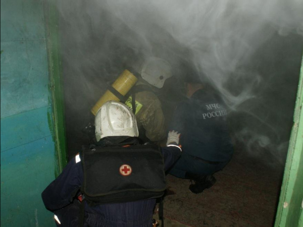 Огнеборцы спасли человека из пожара в квартире на улице Колымская в Магадане