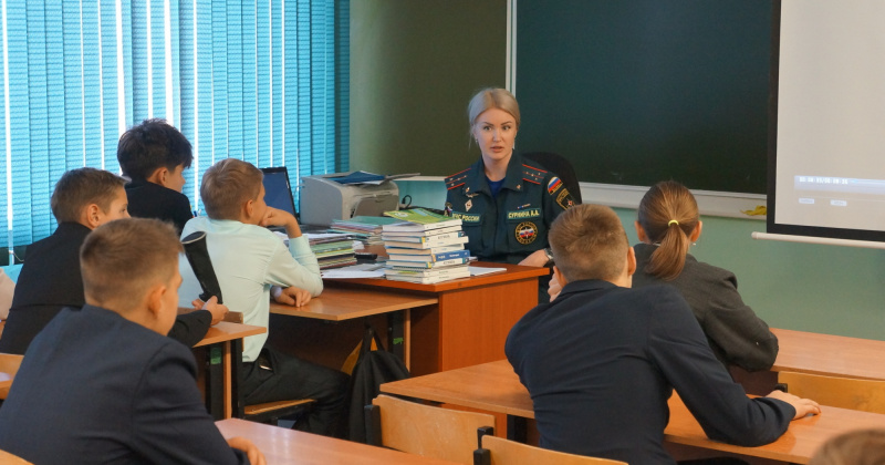 Урок на тему пожарной безопасности провели инспекторы Госпожнадзора для кадетов класса МЧС России