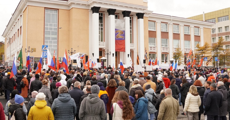 В Магадане прошел митинг-концерт «Мы вместе» в поддержку присоединения ЛДНР, Херсона и Запорожья к России