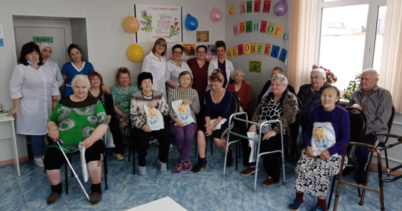 Медики поздравили пациентов гериатрического отделения МОБ с Международным днем пожилых людей