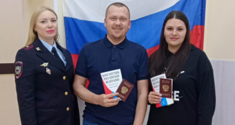 В Хасынском округе Колымы состоялось торжественное вручение паспортов бывшим иностранным гражданам