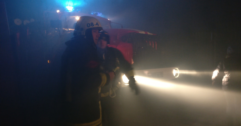 Магаданские пожарные ликвидировали загорание постройки на Гороховом поле