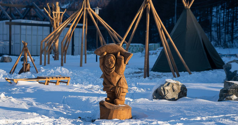 Деревянные домики для семейного отдыха сейчас устанавливают в парке «Дюкча»