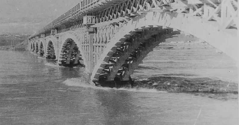 15 ноября 1935 года техническим советом Дальстроя рассмотрен и утверждён проект моста через Колыму