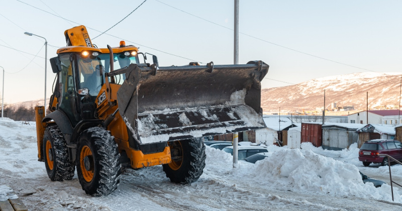 Сегодня в городе коммунальная техника расчищает проезжую часть и вывозит снег