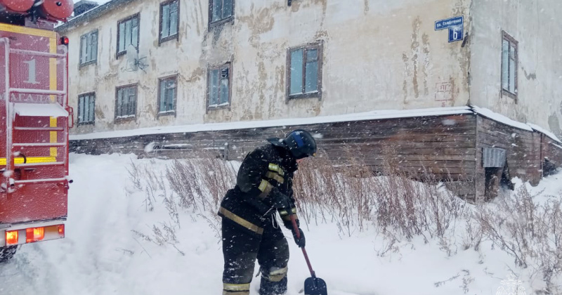 МЧС информирует: в зимний период пожарные выходы и гидранты необходимо очищать от снега
