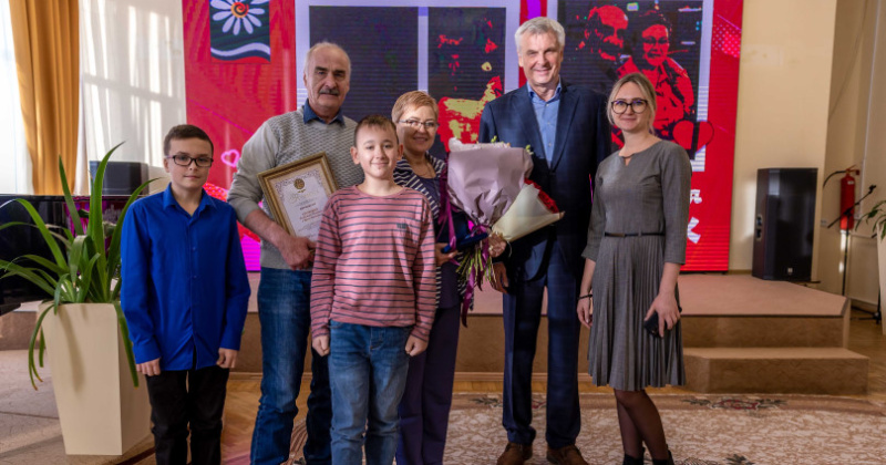 В преддверии Дня матери губернатор Колымы Сергей Носов вручил награды за воспитание детей и сохранение семейных традиций.