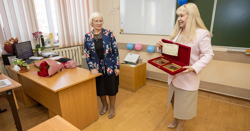 Виктория Голубева поздравила с юбилеем учителя математики эколого-биологического лицея Ирину Жукову