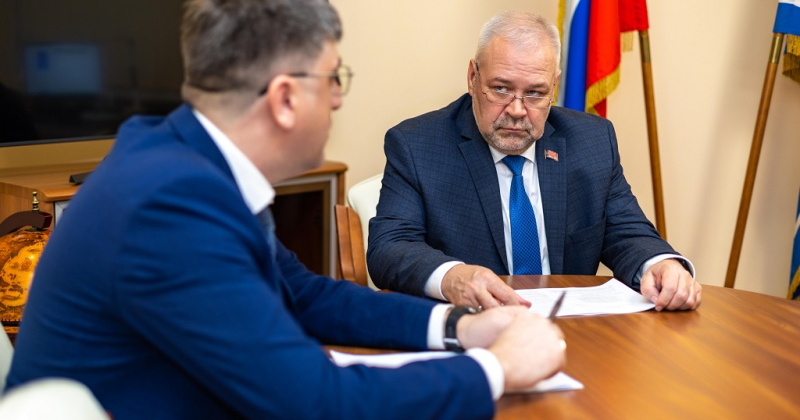 Андрей Зыков обсудил с министром труда и социальной политики региона Сергеем Кучеренко планы по совершенствованию социального законодательства