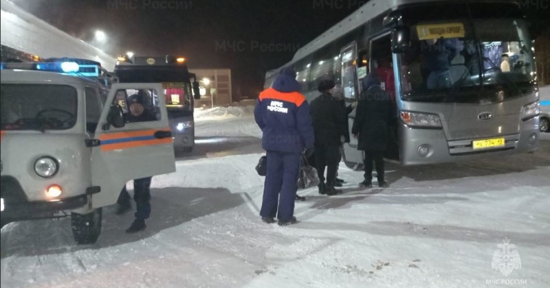 Спасатели сопроводили автобус с пассажирами авиарейсов, не вылетевших из аэропорта Сокол по погодным условиям, до места размещения