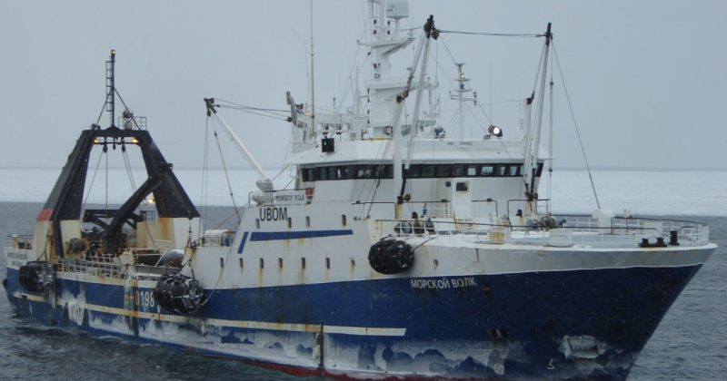 Загоревшемуся в Охотском море промысловику на помощь вместе с другими судами пришел магаданский «Морской Волк»