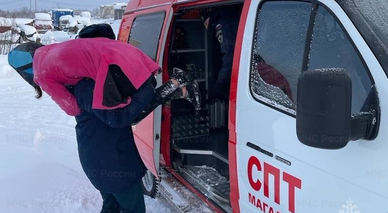 В Магадане сотрудники МЧС оказали помощь замерзающей девушке