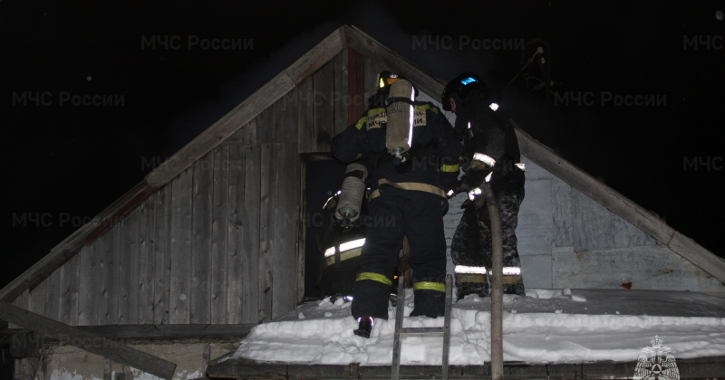 Магаданские пожарные ликвидировали загорание хозяйственной постройки