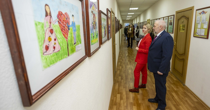 Выставка детских рисунков «Рисуем счастье» к 105-летию органов ЗАГС открылась в Магаданской областной Думе