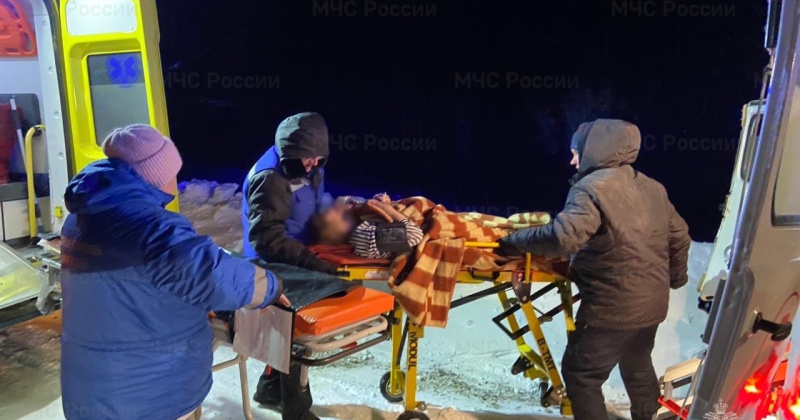 Магаданские спасатели помогли медикам эвакуировать женщину из поселка Армань