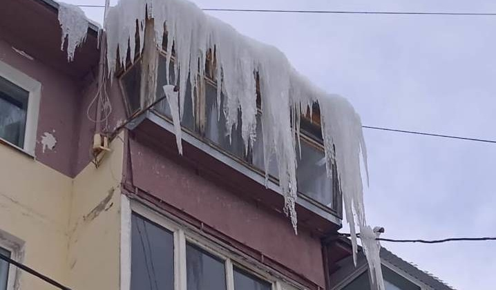 Возможен сход снега и наледи с крыш зданий