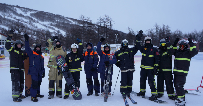 Магаданские пожарные и спасатели Магадана встали на лыжи и сноуборды