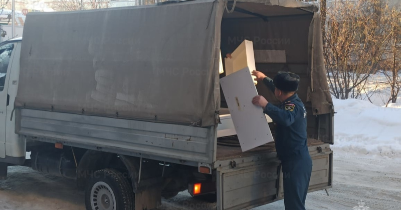 Сотрудники МЧС оказали помощь семье, дом которой пострадал от пожара