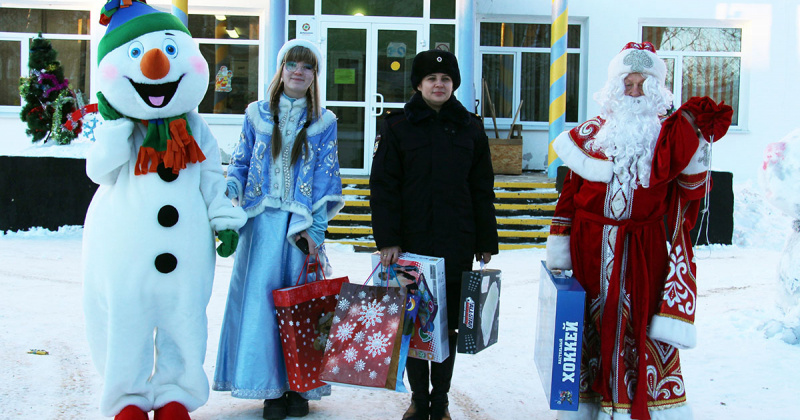 В Магаданской области полицейские вместе со сказочными зимними волшебниками поздравили воспитанников подшефной школы-интерната поселка Сокол