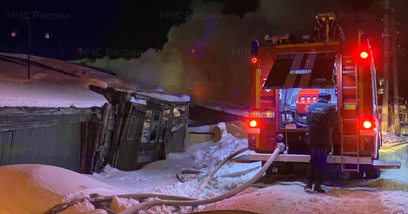 Магаданские пожарные ликвидировали загорание гаражей и автомобиля