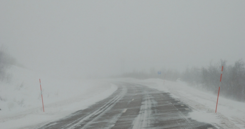 Ветер с метелью и сильный снег сохраняются в районах Колымы