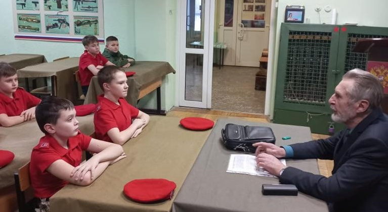 В Магадане председатель Общественного совета при городском отделе внутренних дел Николай Шилов провел урок мужества для школьников