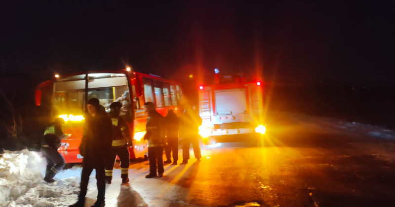 Пожарные оказали помощь застрявшему водителю автобуса "Ола-Магадан"