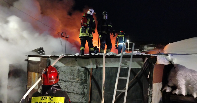 Магаданские пожарные ликвидировали загорание гаража в частном доме