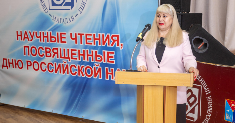 Виктория Голубева вручила награды заксобрания сотрудникам СВГУ по случаю празднования Дня российской науки