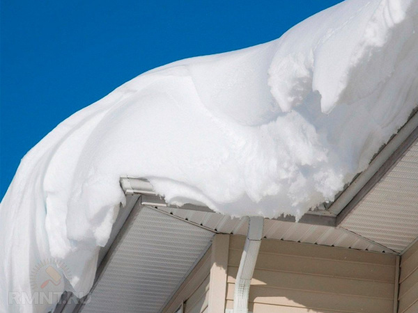 После проверки прокуратуры крыши жилых домов в поселке Ола очищены от снега