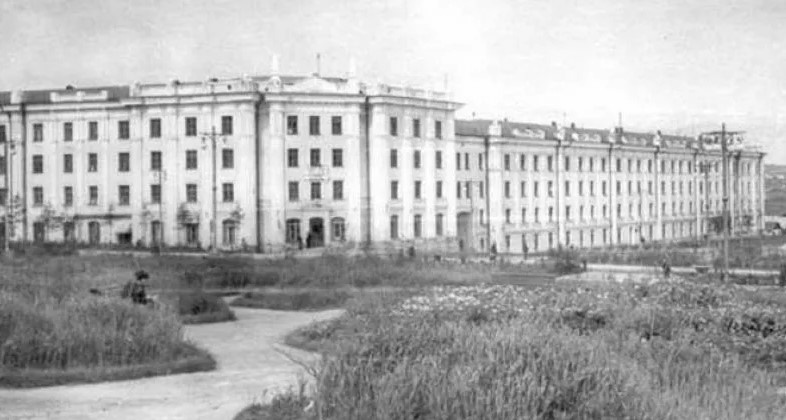 21 февраля 1953 года в Магадане на площади Горького начала работу аптека №3