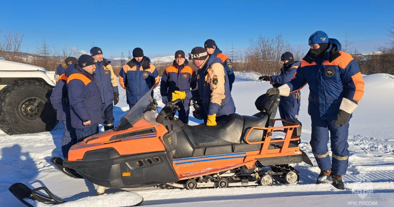 Магаданские спасатели провели тренировку по управлению вездеходами и снегоходами