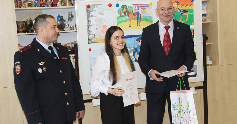 В Магадане полицейские и общественники наградили участников конкурса рисунков МВД России «Участковый глазами детей»