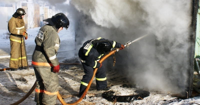 Колымские пожарные ликвидировали загорание гаража