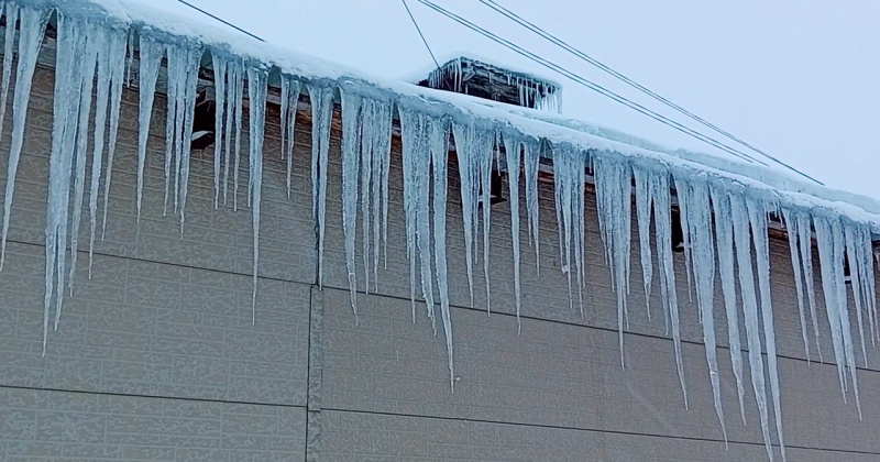 МЧС России напоминает магаданцам об опасности наледи и снега на крышах