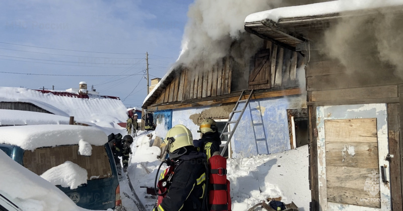 Магаданские пожарные ликвидировали загорание частного дома