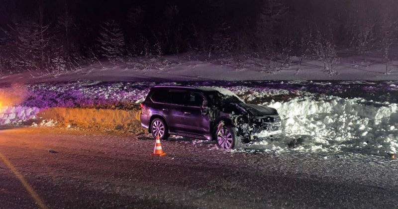 Водитель "Lexus" протаранил стоящий на обочине автомобиль, потом сбил пешехода и совершил столкновение с автомобилем "Toyota Prius Alpha"