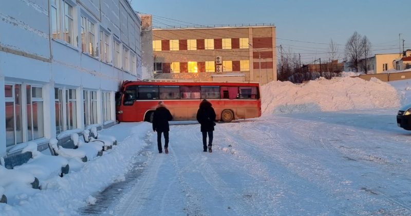 В Магаданской области о столкновении пассажирского автобуса со зданием аэровокзала организовано проведение доследственной проверки