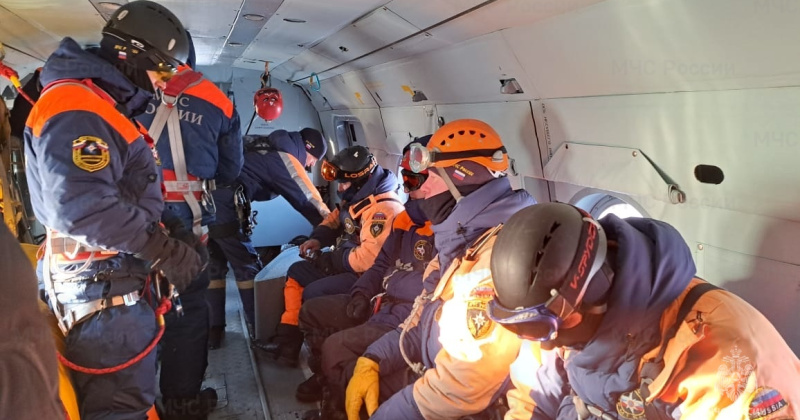 Магаданские спасатели провели тренировку по спускам c вертолета