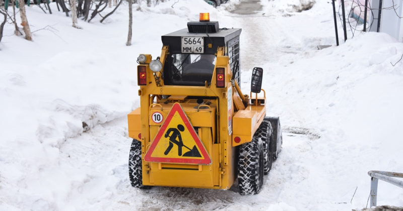 Более 60 единиц коммунальной техники убирают сегодня город от снега