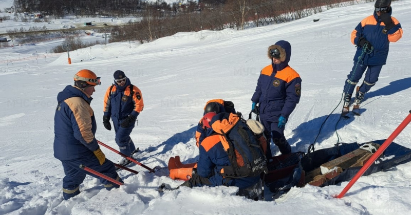 Магаданские спасатели совместно со студентами провели тренировку по обнаружению пострадавших при сходе лавины